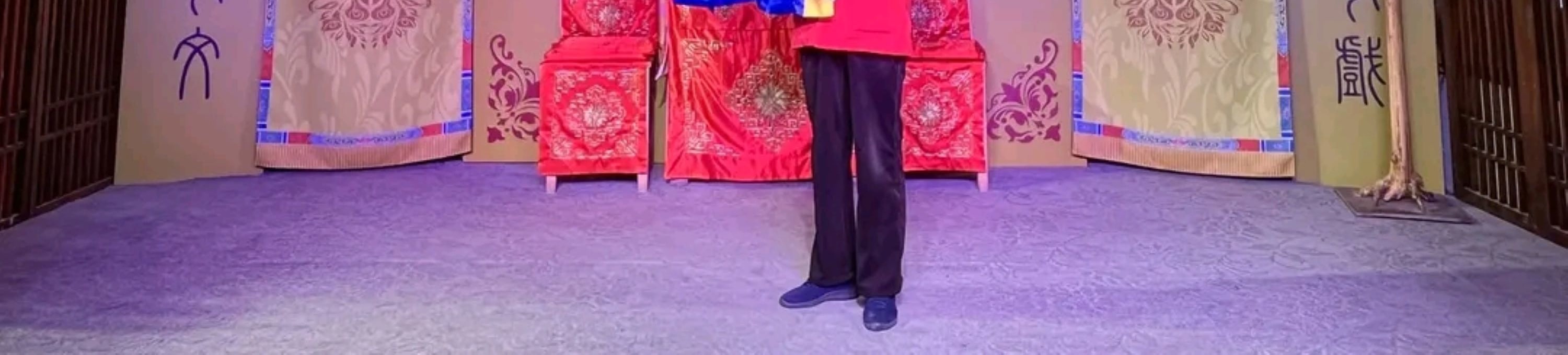 表演者手持身著藍色官服的木偶,木偶造型細膩,服飾具有戲曲特色 表演者手持身著藍色官服的木偶,木偶造型細膩,服飾具有戲曲特色