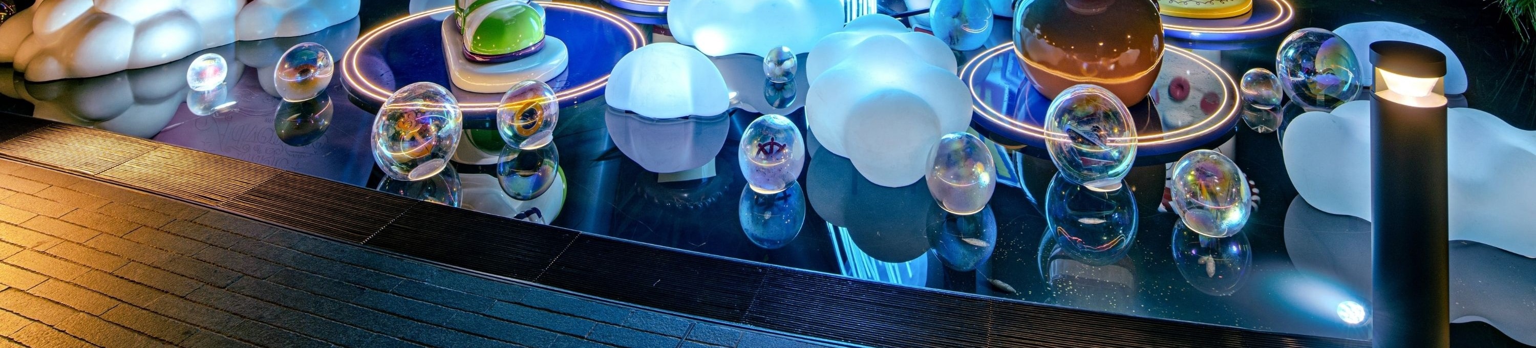 在5樓星空花園探索奇妙的拍照裝置，這些裝置的靈感來源於飛船的主題區域，並以您最喜愛的玩具總動員朋友為特色。