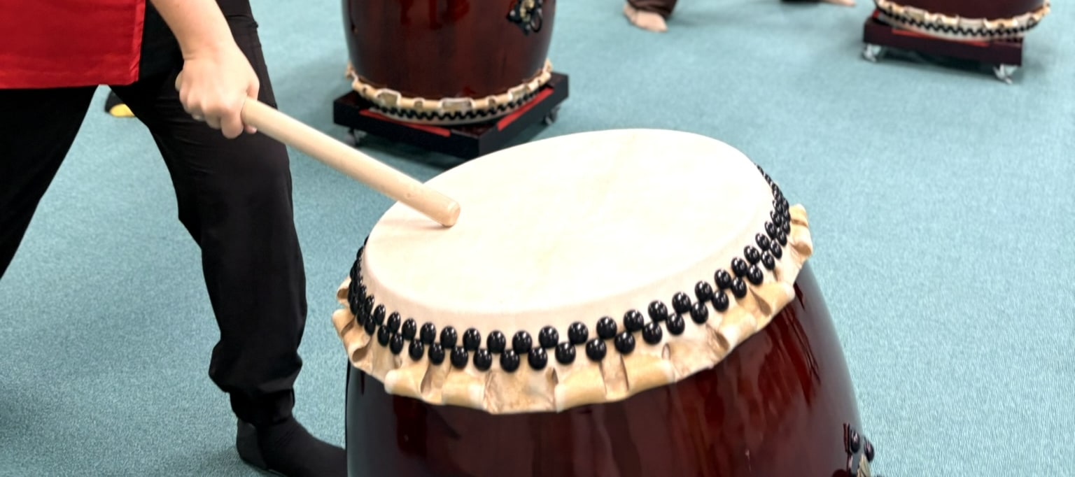 Tokyo: Taiko drumming experience at a temple in Shinjuku (Professional instruction) - Thumbnail 4