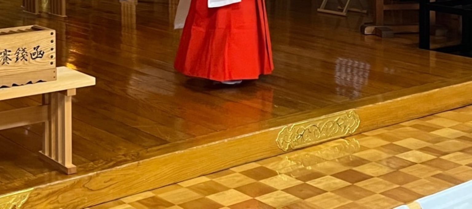 體驗穿著巫女服裝並參觀札幌附近的神社