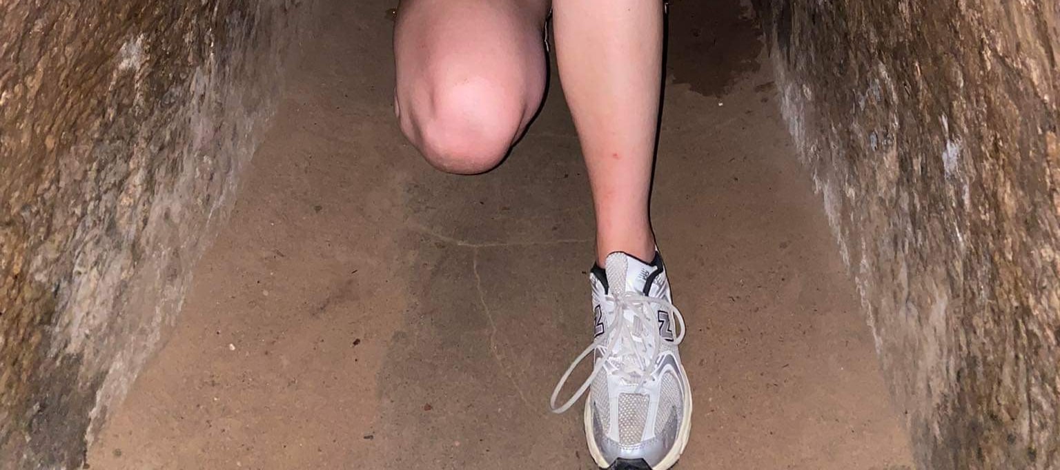 探索地下隧道。