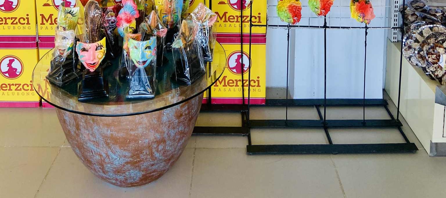 把巴科洛德的味道帶回家！在Merzci購買當地人喜愛的商品和甜點，這裡是每位旅客必去的伴手禮中心。
