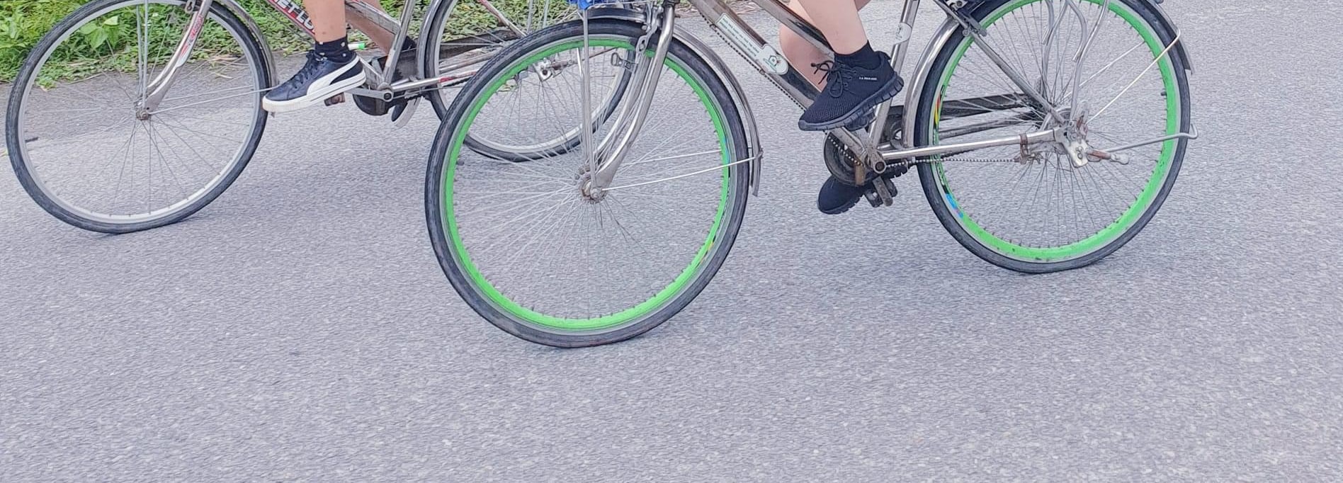 騎自行車穿梭於寧靜的村莊和綠樹成蔭的小徑,享受風景如畫的當地體驗 騎自行車穿梭於寧靜的村莊和綠樹成蔭的小徑,享受風景如畫的當地體驗