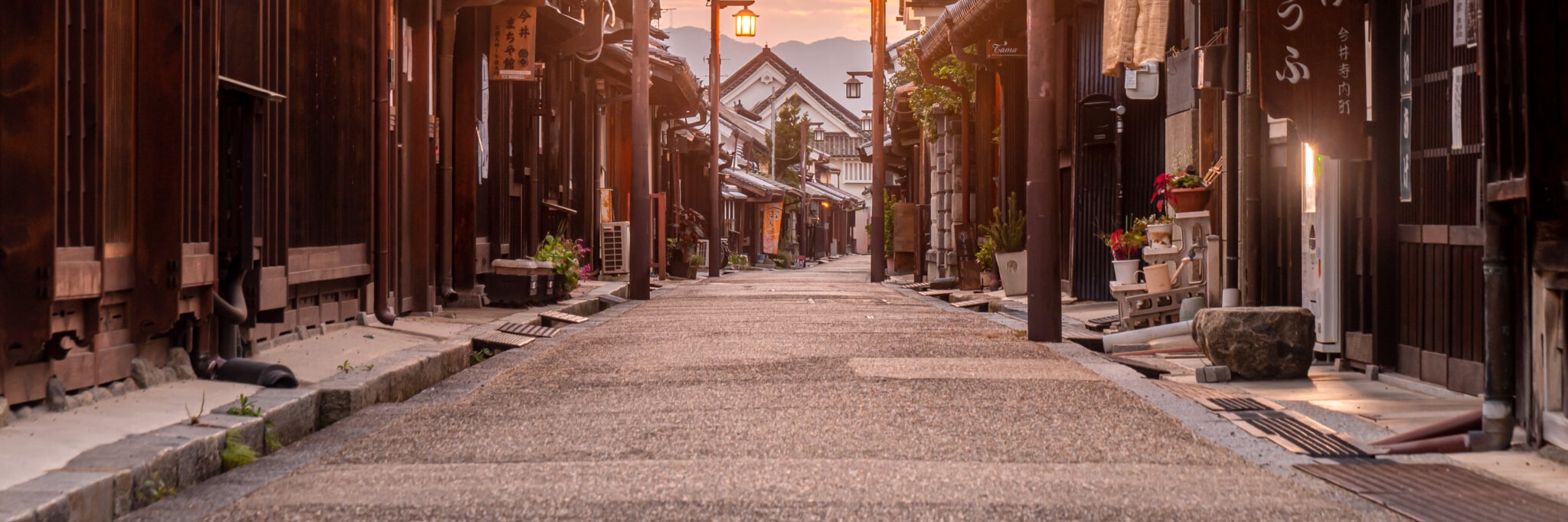 奈良町保留自江戶至明治時期的傳統町屋街區,古色古香。巷弄間遍布茶屋、和菓子店與工藝小舖,是散步購物、感受古都氛圍的好去處。 奈良町保留自江戶至明治時期的傳統町屋街區,古色古香。巷弄間遍布茶屋、和菓子店與工藝小舖,是散步購物、感受古都氛圍的好去處。