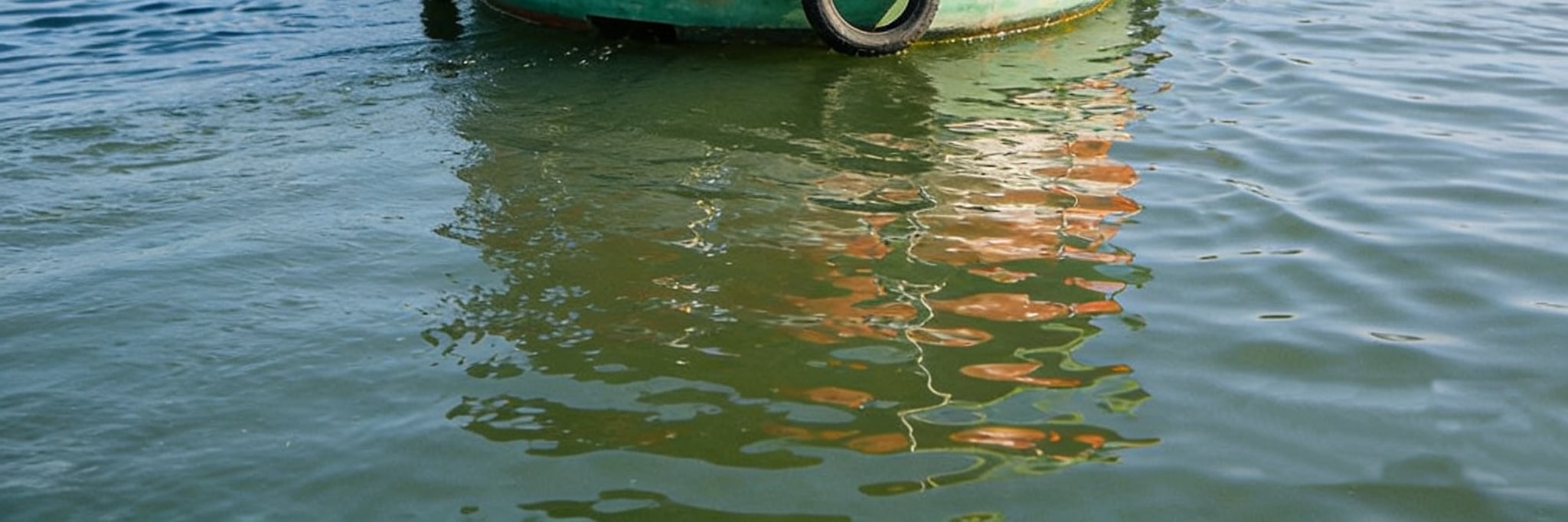 我們的下一站是北海公園. 您的導遊娓娓道來，將從遼代到明清時期的漫長曆史，化作一個個生動鮮活的片段，在你耳邊徐徐展開。
春季抵達北海公園，首先映入眼簾的便是一片金黃燦爛的迎春花，它們如同靈動的精靈，沿著湖邊、蜿蜒小徑肆意綻放。海棠花也不甘示弱，粉白相間的花朵緊緊簇擁在枝頭。
漫步於公園之中，導遊聲情並茂地講解著永安寺深厚的宗教文化，從寺廟的建築風格到宗教儀式的內涵, 以及白塔背後那些歷經歲月沉澱的歷史故事。在花卉的環繞與歷史文化的薰陶下，你將全身心沉浸在這座古老皇家園林獨一無二的魅力之中 。