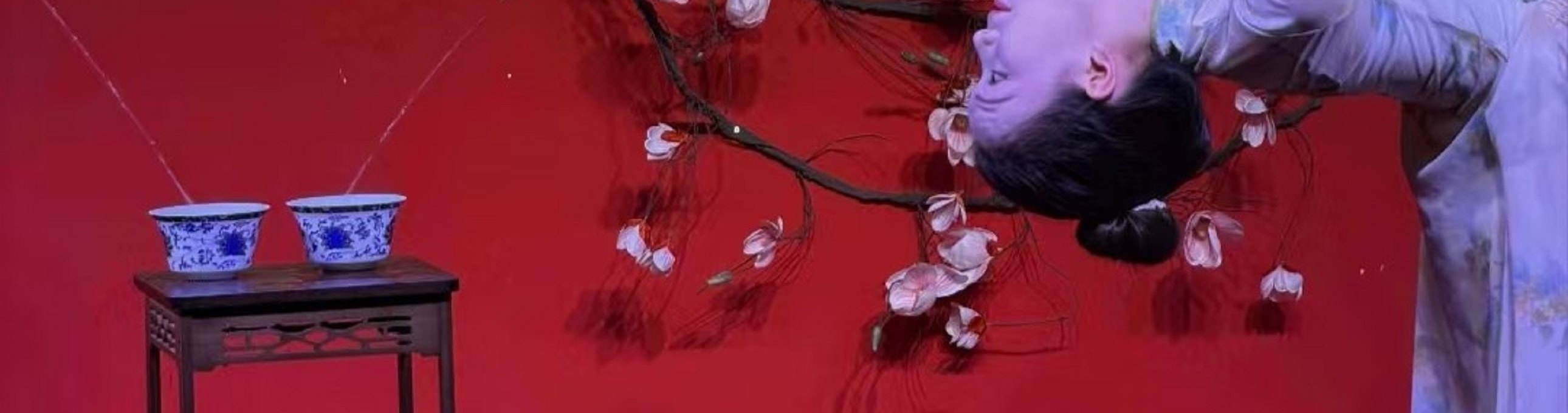素衣舞者腰肢如柳,後仰成一道柔美的弧線,長柄銅壺高高舉過頭頂,水流精準落入案上瓷碗 素衣舞者腰肢如柳,後仰成一道柔美的弧線,長柄銅壺高高舉過頭頂,水流精準落入案上瓷碗