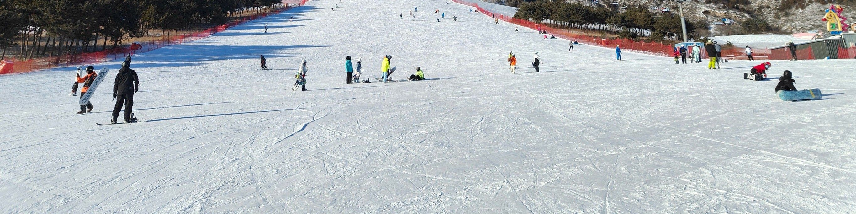 石京龍滑雪場地處北京延慶區，緊鄰龍慶峽景區，從市區駕車約 2 小時可達，坐擁山野自然風光，兼具交通便利性與生態景觀優勢。​您的專屬司機會從您的飯店全程接送，抵達後在停車場等候返程，無需費心交通銜接。您可自由進入雪場暢玩，滑雪時能盡覽周邊山巒雪景，沉浸式感受 “冰雪 + 山野” 的清新愜意。​
作為冬季熱門冰雪目的地，這裡場地開闊、雪道豐富：有適合初學者的初級練習道，也有滿足進階需求的中高級雪道，還配備齊全的雪具租賃區與專業教練團隊，無論有無滑雪基礎，都能獲得適配的遊玩服務。