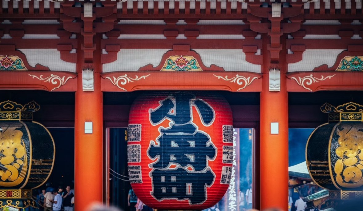 根據遊客的興趣和需求，靈活調整行程安排，例如增加動漫主題景點、購物區或美食體驗等。