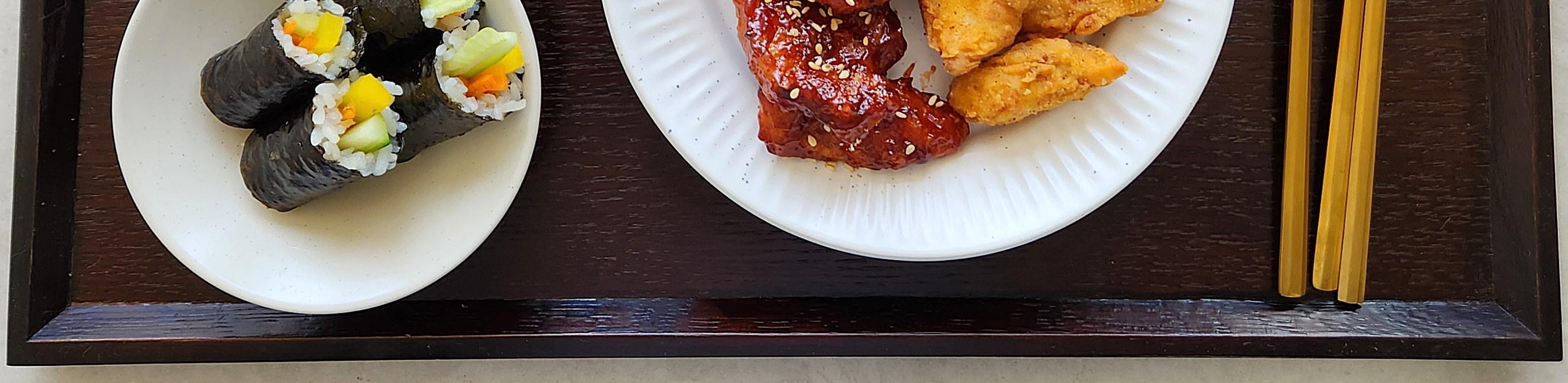 13:00 早午餐菜單，含炸雞、迷你紫菜包飯和辣炒年糕