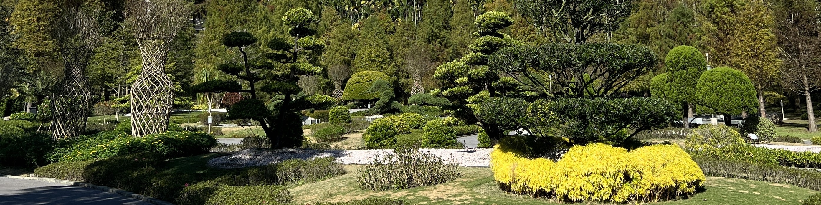 中台禪寺｜台灣最壯觀的現代佛寺建築，金頂與對稱視覺在藍天下格外震撼。寧靜、莊嚴、充滿禪意，是旅客最愛的 IG 必拍景。