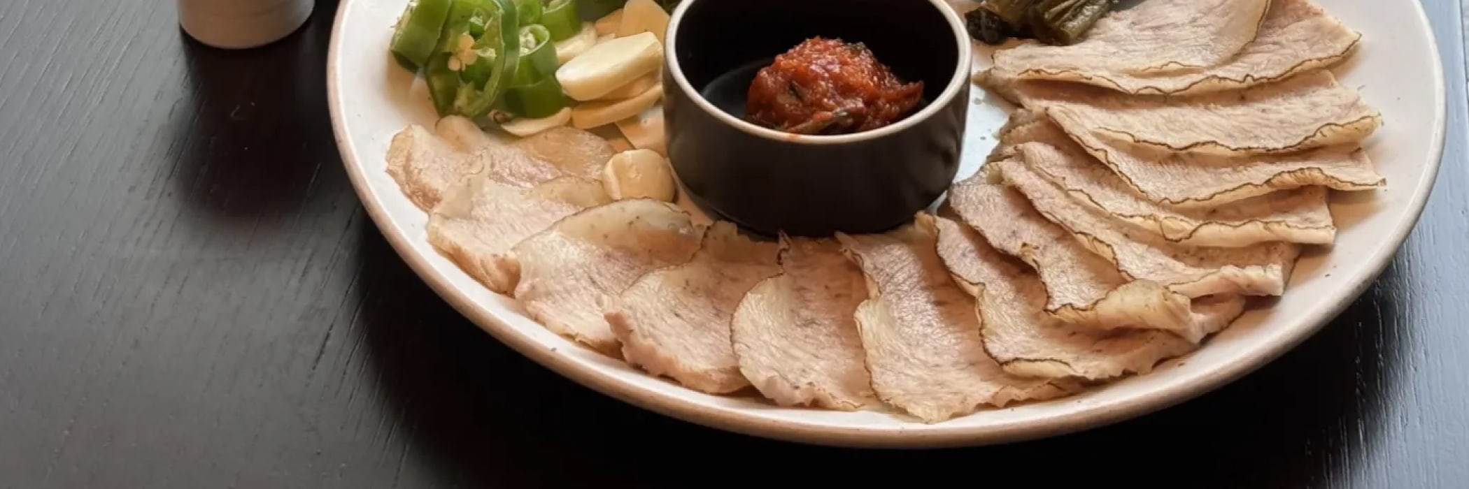 Point #02. A Time Travel into the Heart of Joseon From kings to commoners, Joseon's strict class system shaped what people ate and drank. With our Teller(story-teller guide), you'll sip, taste, and learn how each drink fits into Korea's past.