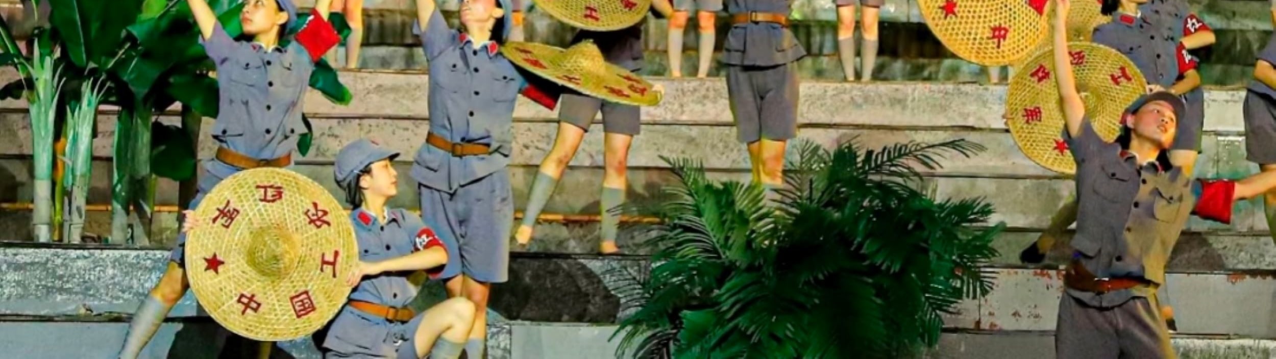 草帽綴標語、紅旗列陣，演員昂揚造勢，彰娘子軍的信仰與團結