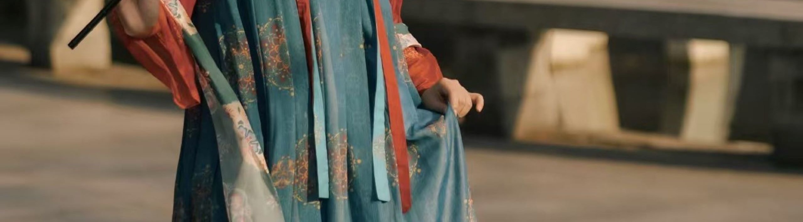 衣物上的刺繡、印花，還是各類配飾的做工，都精緻到了極點，針腳細密均勻，圖案栩栩如生，處處都體現著對傳統服飾文化的尊重與傳承