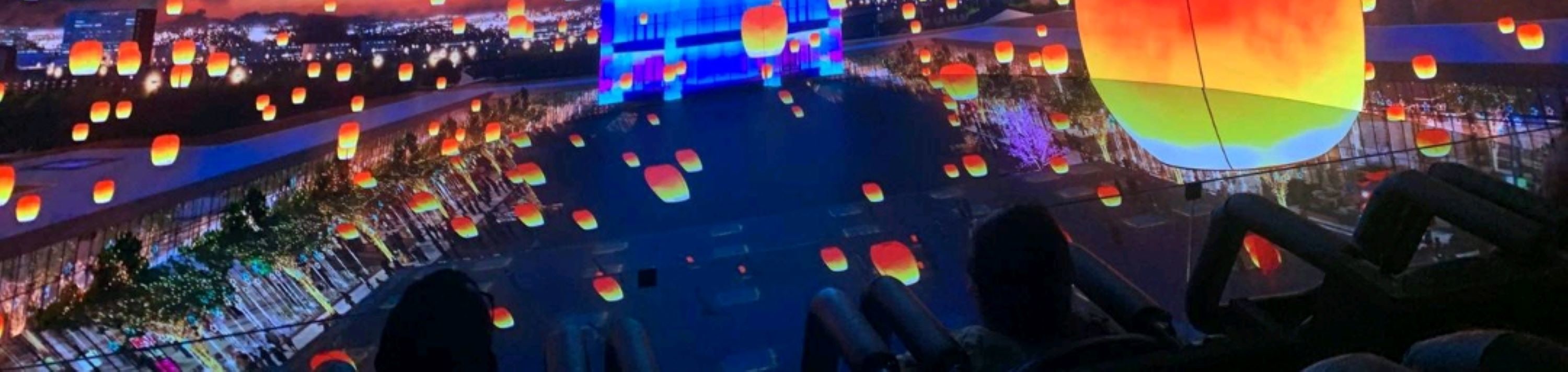 螢幕呈現山水湖景,觀眾正拍攝,氛圍逼真鮮活 螢幕呈現山水湖景,觀眾正拍攝,氛圍逼真鮮活