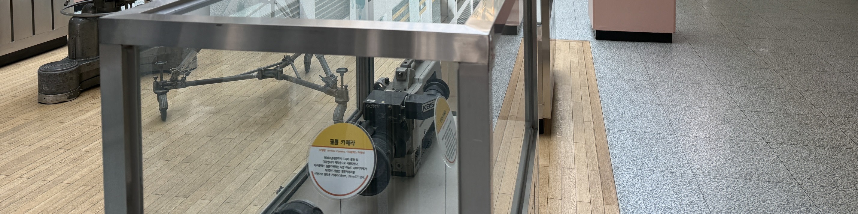 踏入韓國主要廣播電視台之一，近距離體驗韓劇的誕生地。在這裡，您在螢幕上看到的故事情節不再遙遠，而是真實地在您眼前展開。