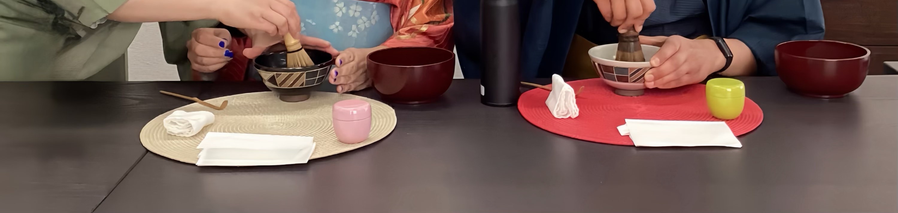 在經驗豐富的茶道大師的指導下，一步一步地進行。