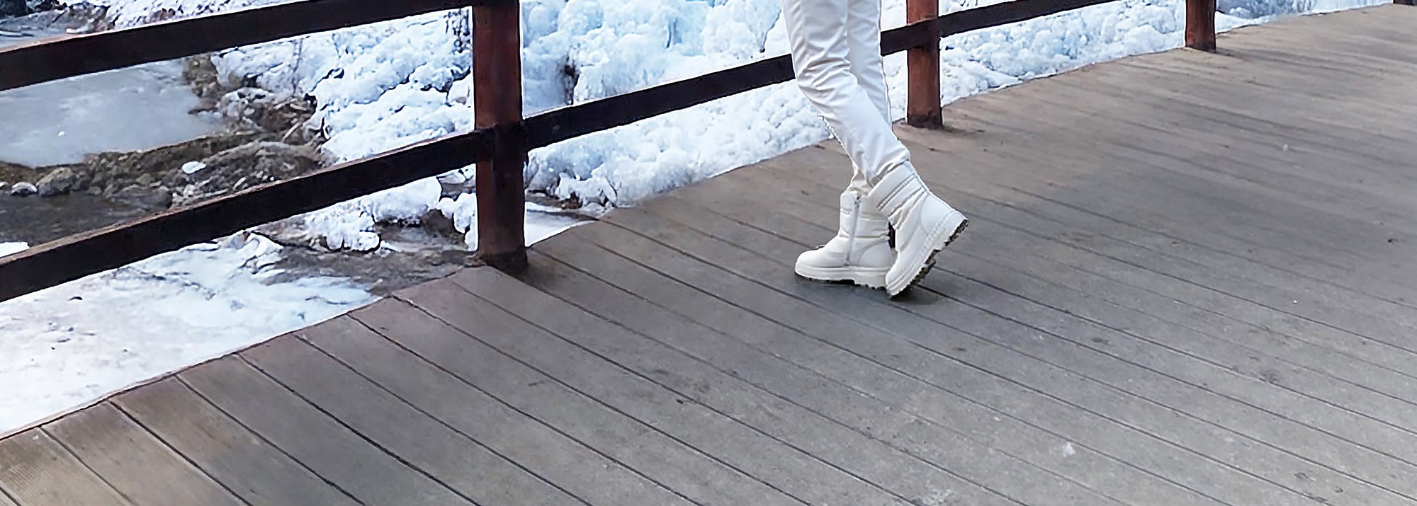 漫步於「魚飛谷冰谷」的冰雪奇境，沉浸在寧靜的絕美景色中。