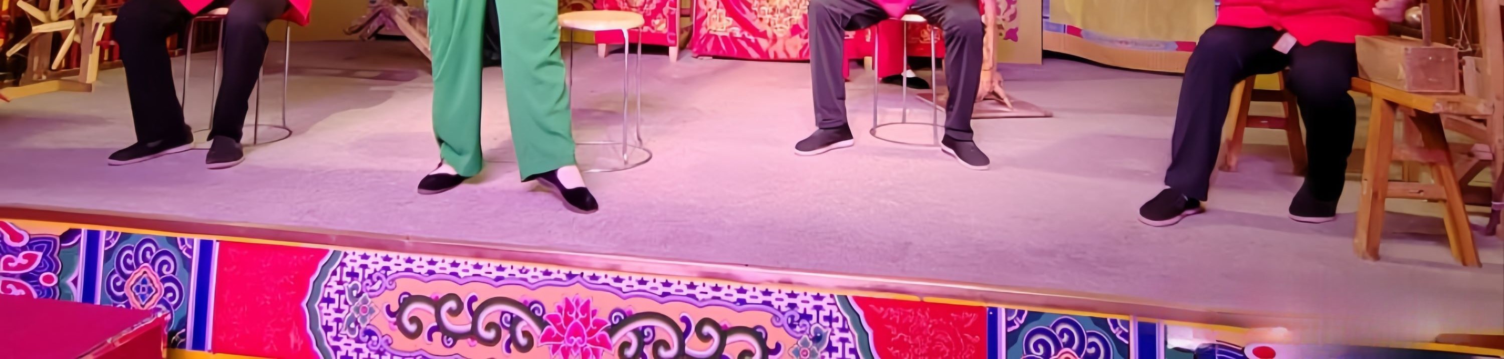 多位表演者呈現陝西民間戲曲的演奏場景,演員們身著統一紅色服飾,有的彈奏傳統樂器,有的引吭高歌 多位表演者呈現陝西民間戲曲的演奏場景,演員們身著統一紅色服飾,有的彈奏傳統樂器,有的引吭高歌