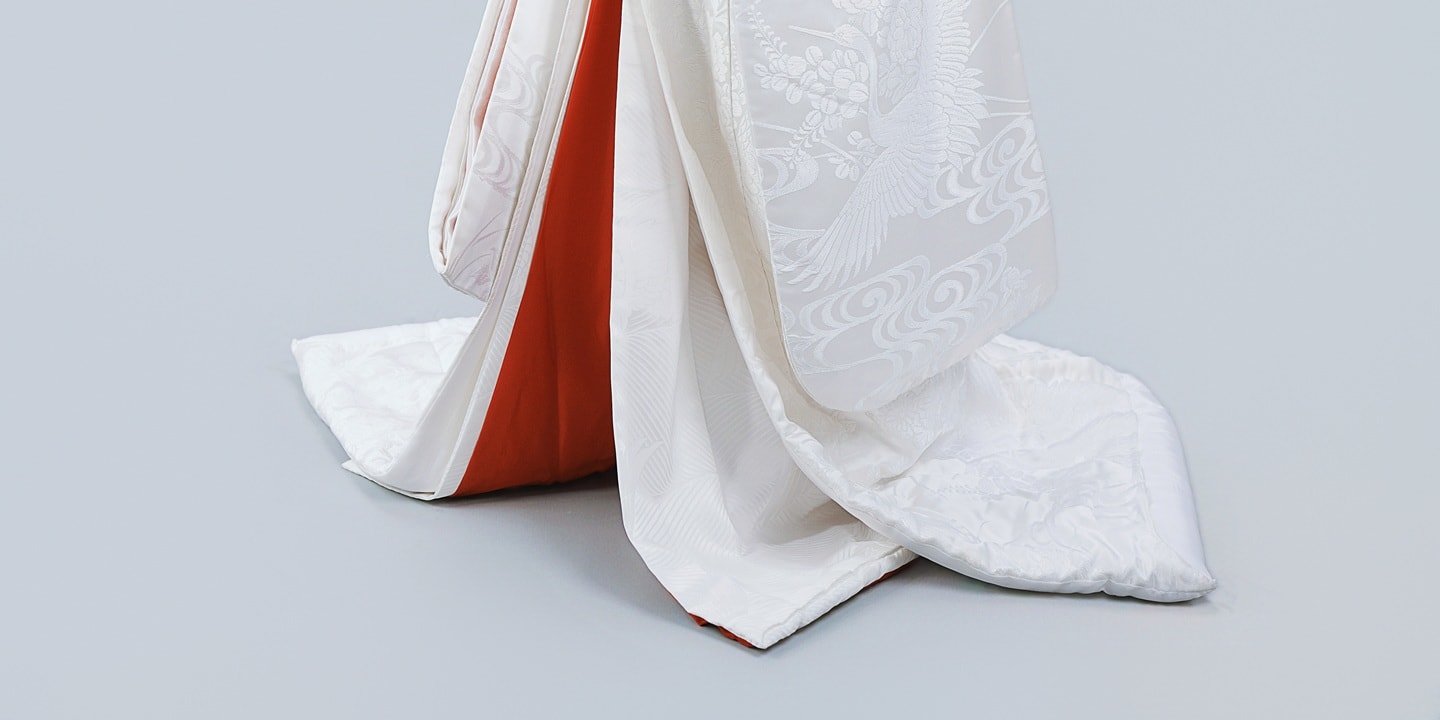 身穿象徵純潔的雪白傳統婚禮和服,可以拍攝高級又高雅的照片。 身穿象徵純潔的雪白傳統婚禮和服,可以拍攝高級又高雅的照片。