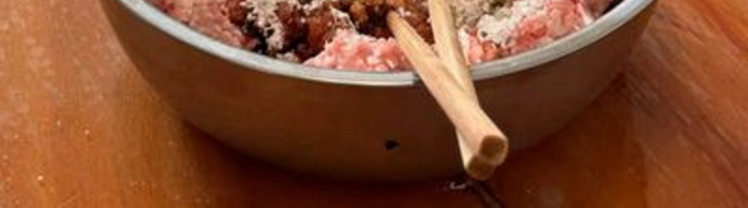 肉餡與調料在盆中交融，筷子輕拌間，滿是手工製作的菸火與誠意