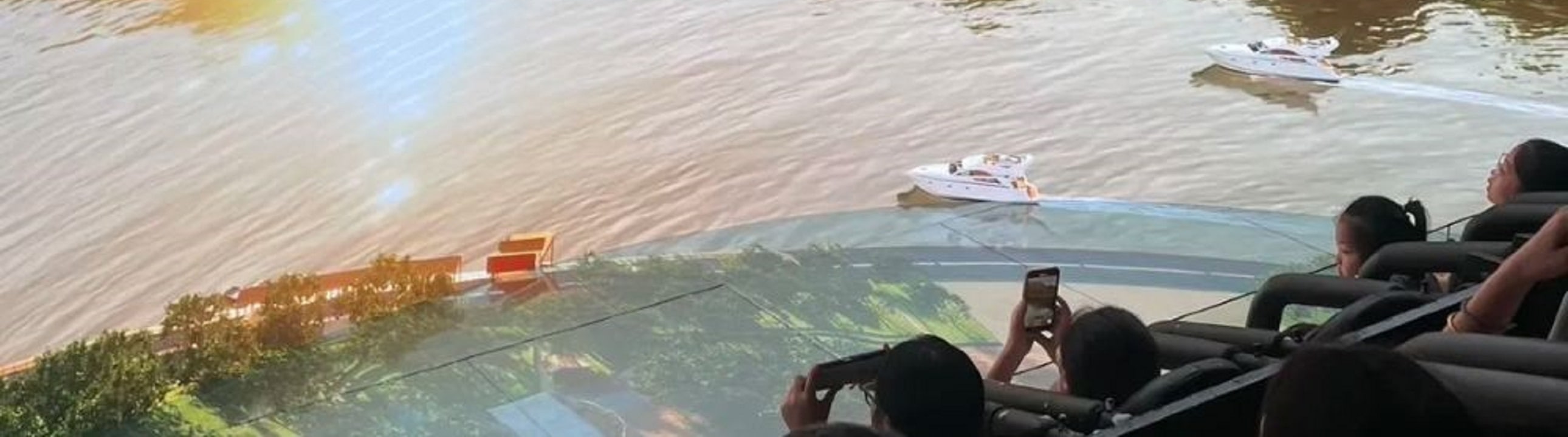 山巒覆著赭石色的紋理,兩艘快艇正破開波紋 山巒覆著赭石色的紋理,兩艘快艇正破開波紋