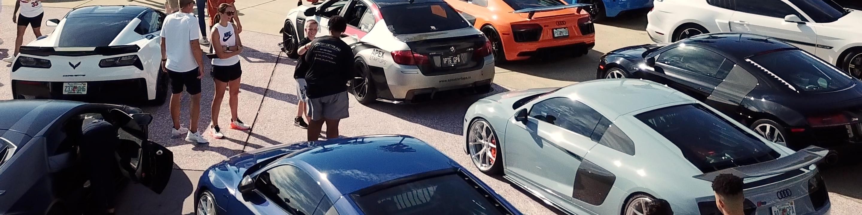 在博物館外欣賞一排排經典而充滿異域風情的汽車，感受色彩繽紛的歡迎儀式
