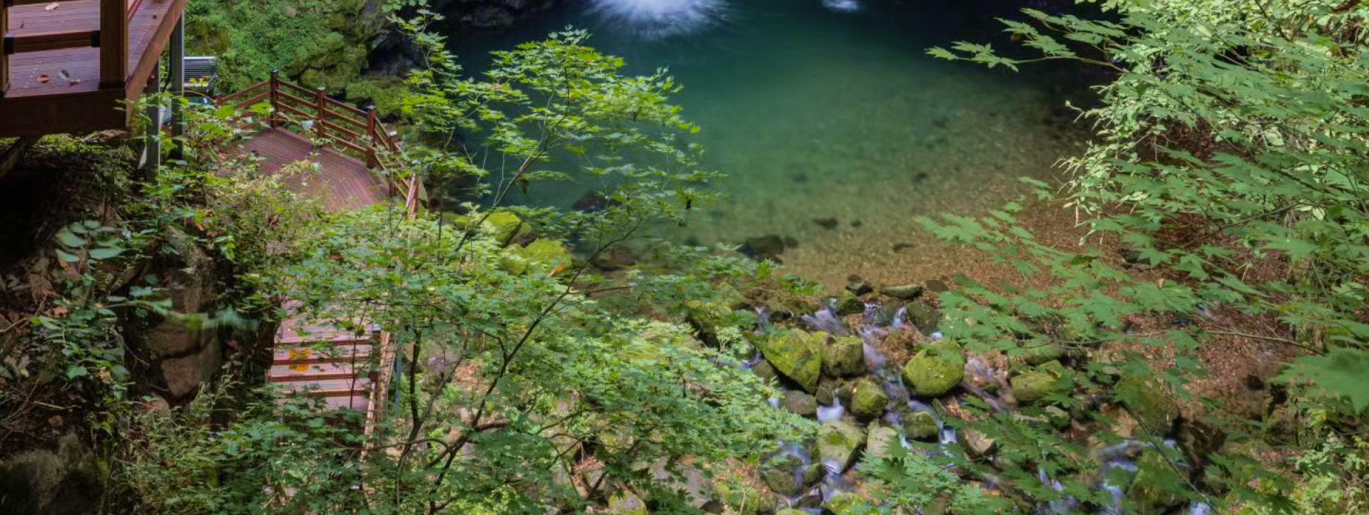 鴿子楠府瀑布（Pigeon Nang Waterfall）是一顆隱藏的寶石，四周環繞著鬱鬱蔥蔥的懸崖，翠綠色的水流入涼爽的天然水池。這個名字來源於瀑布周圍的洞穴，這些洞穴曾經是野生鴿子的棲身之所，增添了一絲童話般的魅力。