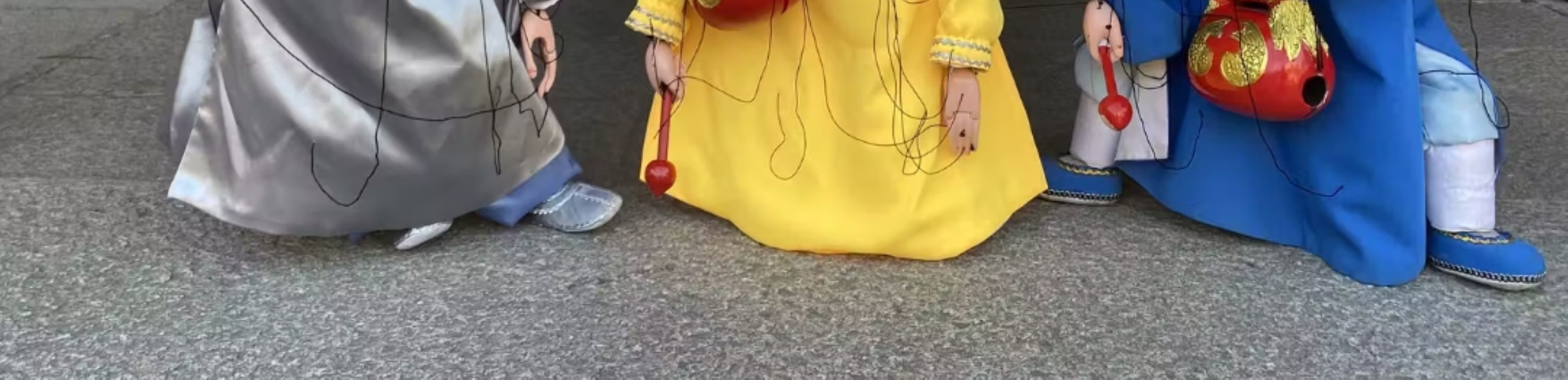 閩南提線木偶，角色扮相詼諧，服飾色彩鮮亮