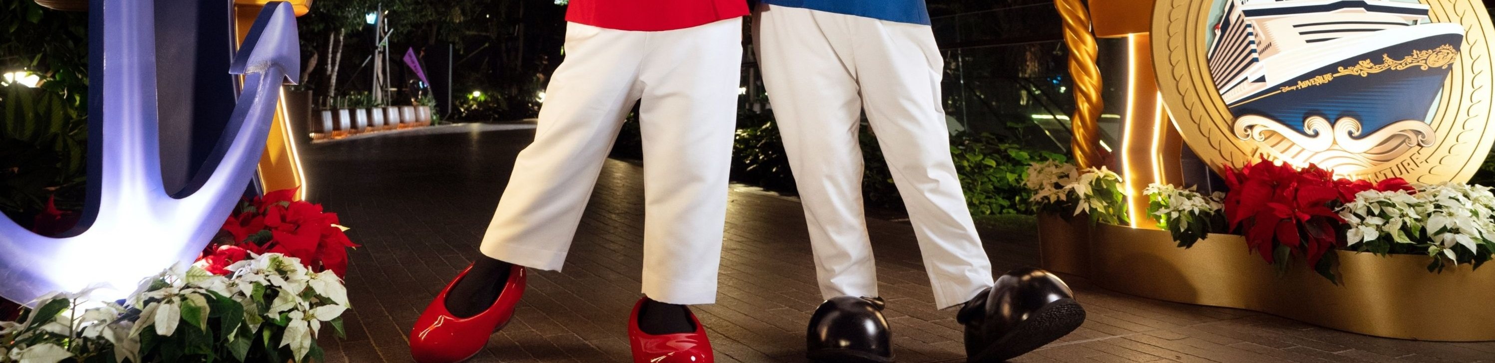 通過米奇船長和米妮船長的綠雕，捕捉公海的精神