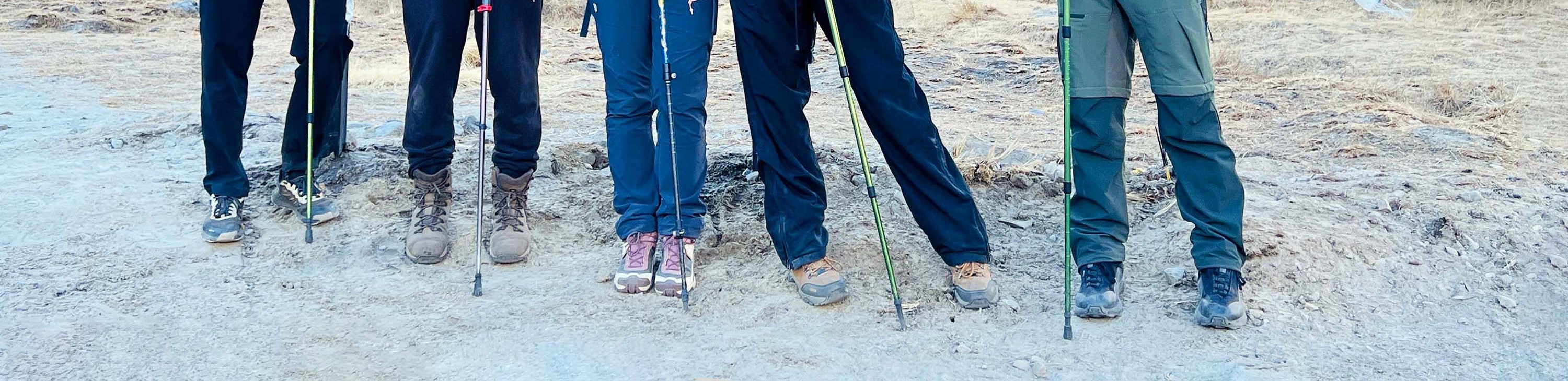 旅客們在安娜普納基地營 (ABC – 4,130 公尺) 盡情欣賞令人屏息的壯麗景色。