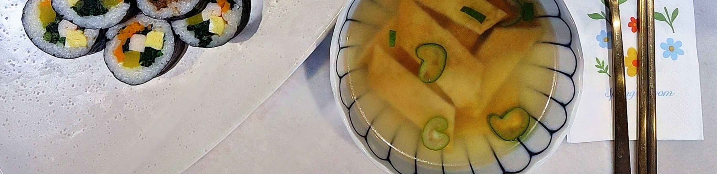 在烹飪課上製作的紫菜包飯和韓式雞蛋卷，搭配熱魚糕湯。