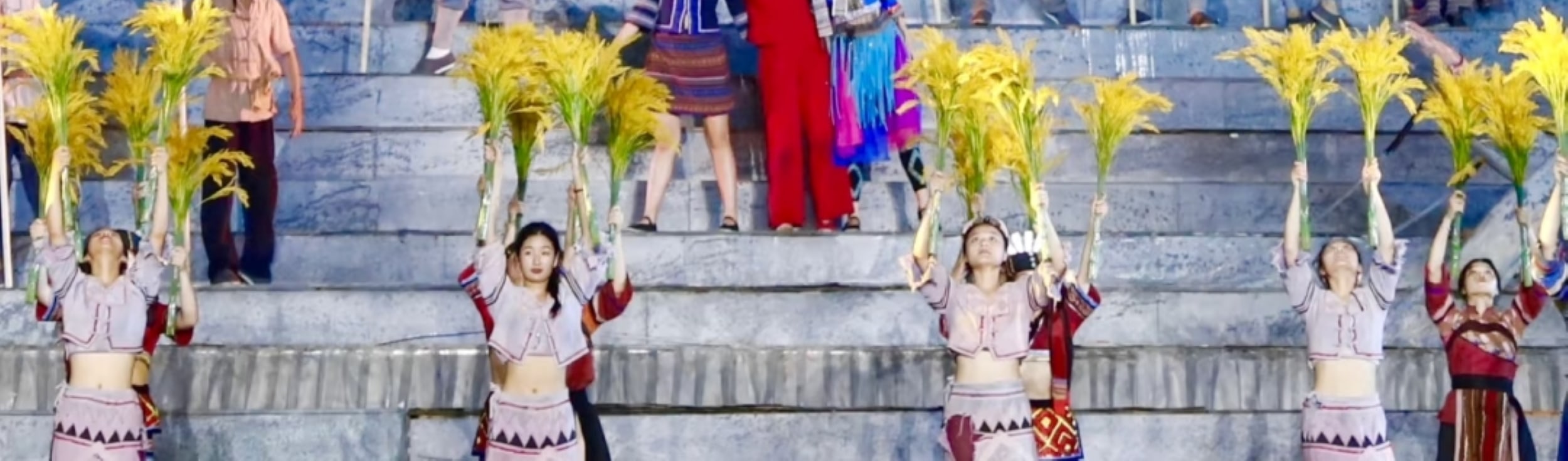 階梯舞臺融民族風，農作道具配服飾，展娘子軍戰前的生活底色