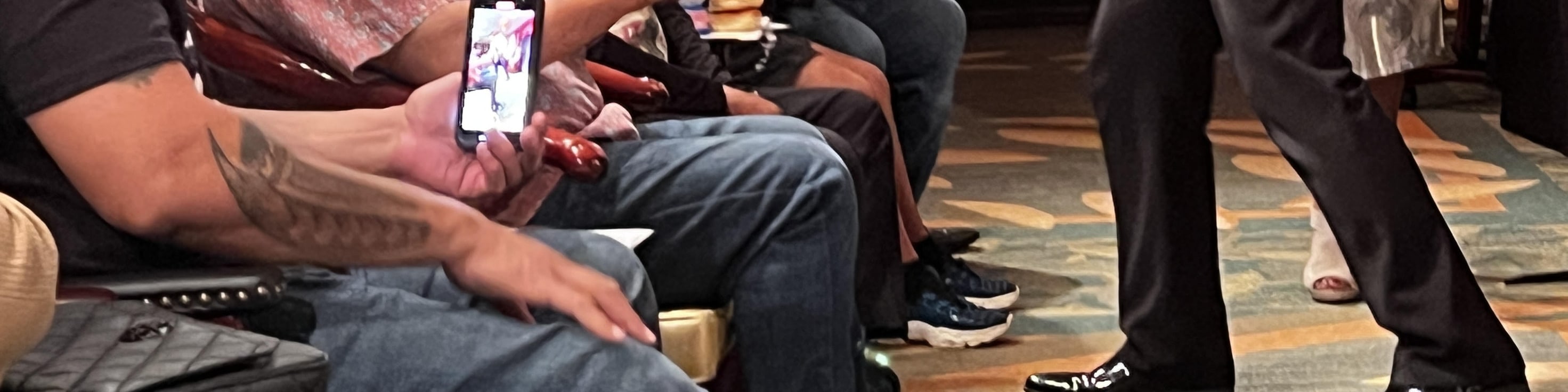 與魔術師一同互動,在歡笑與驚喜中,創造難忘的魔幻時刻 與魔術師一同互動,在歡笑與驚喜中,創造難忘的魔幻時刻