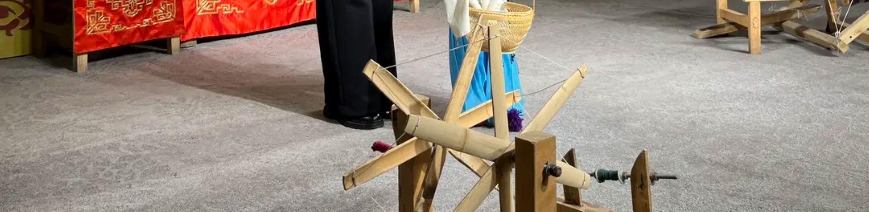 表演者操縱木偶,木偶身著藍色戲服,造型精緻,呈現出木偶戲的表演形式,體現了陝西非遺戲曲中木偶戲的獨特技藝與文化傳承 表演者操縱木偶,木偶身著藍色戲服,造型精緻,呈現出木偶戲的表演形式,體現了陝西非遺戲曲中木偶戲的獨特技藝與文化傳承