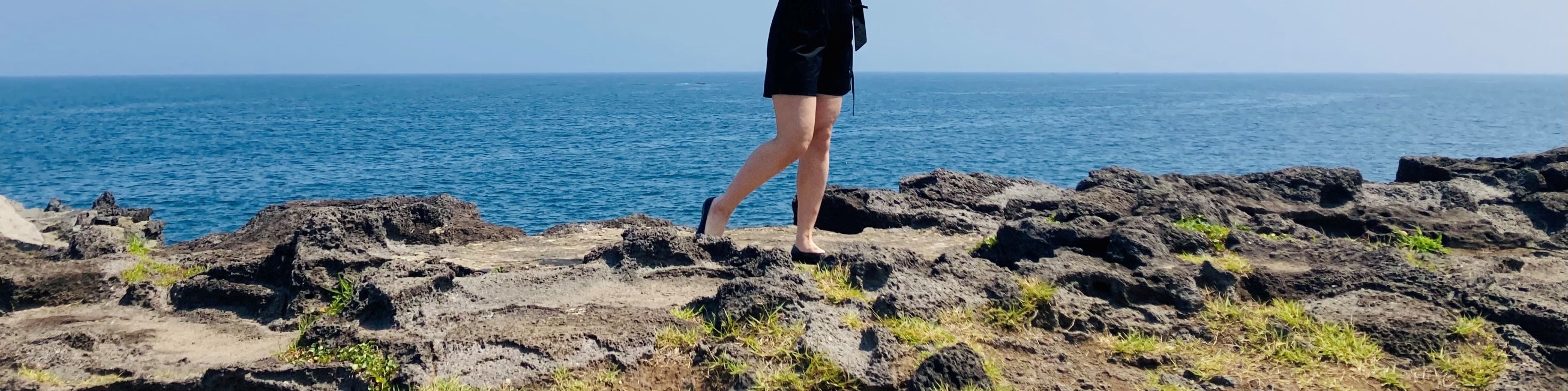 一位濟州海女將她的浮球拋向空中，承載著希望、夢想和大海的精神。