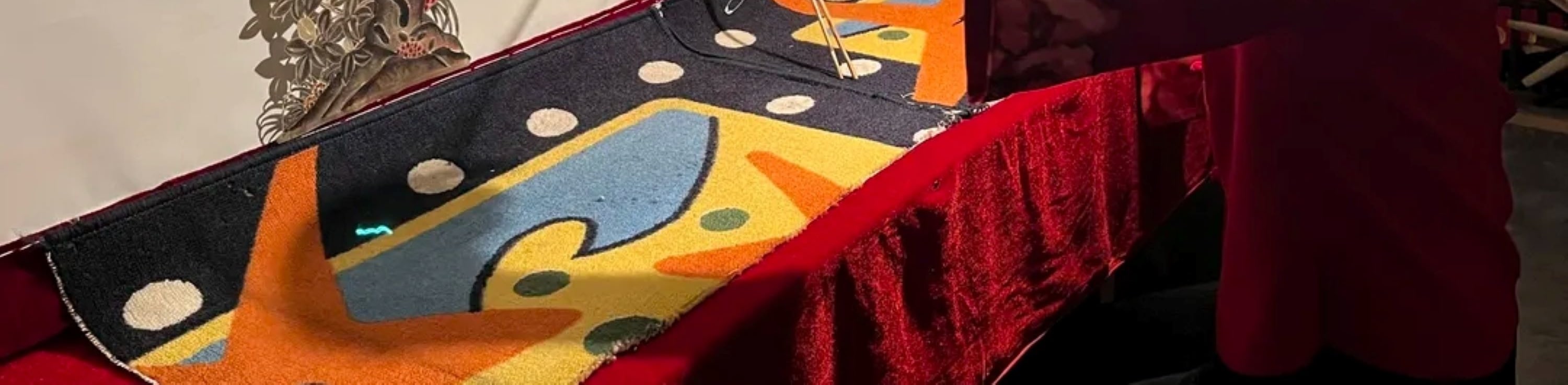 皮影戲是中國傳統民間藝術,通過在幕布後操縱皮影、配合燈光投影來演繹故事,融合了剪紙、雕刻、戲曲等多種藝術形式,具有深厚的文化底蘊,是國家級非物質文化遺產 皮影戲是中國傳統民間藝術,通過在幕布後操縱皮影、配合燈光投影來演繹故事,融合了剪紙、雕刻、戲曲等多種藝術形式,具有深厚的文化底蘊,是國家級非物質文化遺產