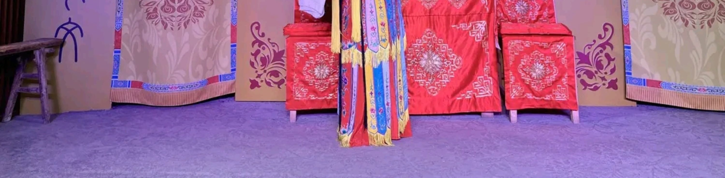 秦腔表演的經典場景,體現了秦腔藝術的深厚底蘊與舞臺魅力,舞臺背景裝飾富有傳統戲曲風格 秦腔表演的經典場景,體現了秦腔藝術的深厚底蘊與舞臺魅力,舞臺背景裝飾富有傳統戲曲風格