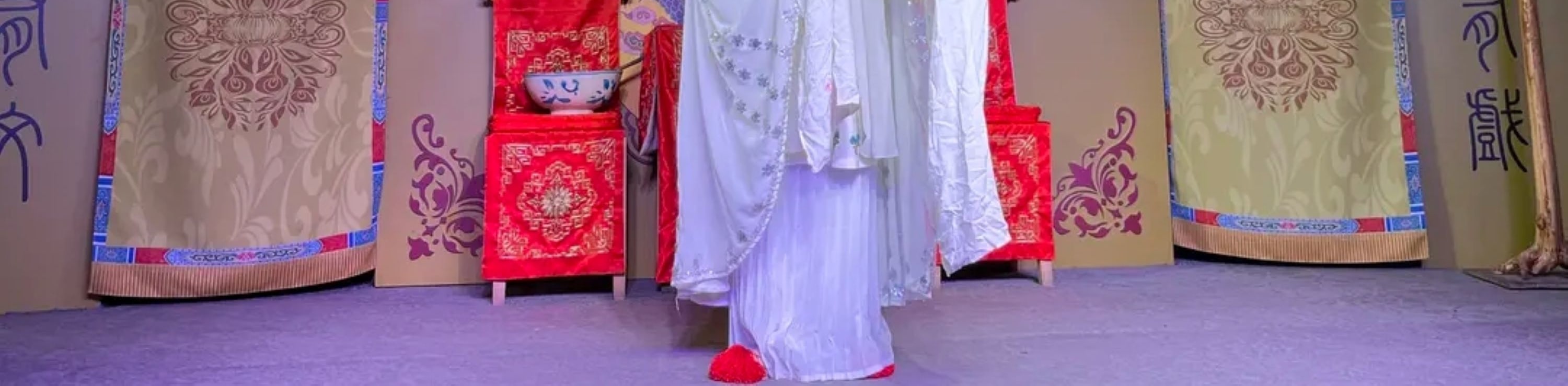 演員以白色戲服、精緻頭飾的扮相呈現,服飾上的細膩紋樣與整體造型,契合戲曲中特定角色的形象塑造 演員以白色戲服、精緻頭飾的扮相呈現,服飾上的細膩紋樣與整體造型,契合戲曲中特定角色的形象塑造