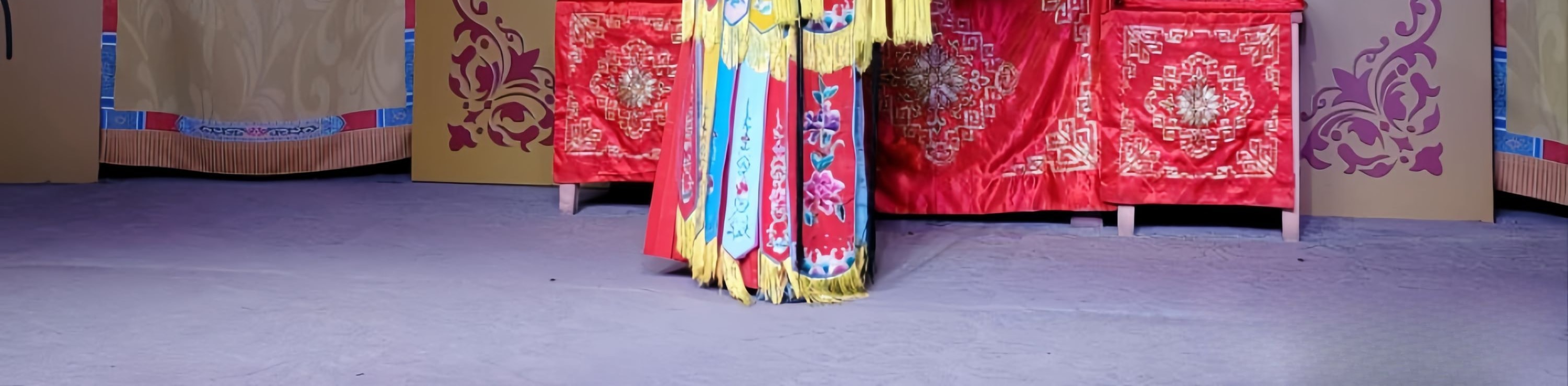 演員身著華麗戲服,頭戴精緻鳳冠,手持繡球,妝容細膩,背景的傳統戲曲佈景與裝飾,盡顯秦腔服飾的繁複精美與舞臺藝術的莊重 演員身著華麗戲服,頭戴精緻鳳冠,手持繡球,妝容細膩,背景的傳統戲曲佈景與裝飾,盡顯秦腔服飾的繁複精美與舞臺藝術的莊重