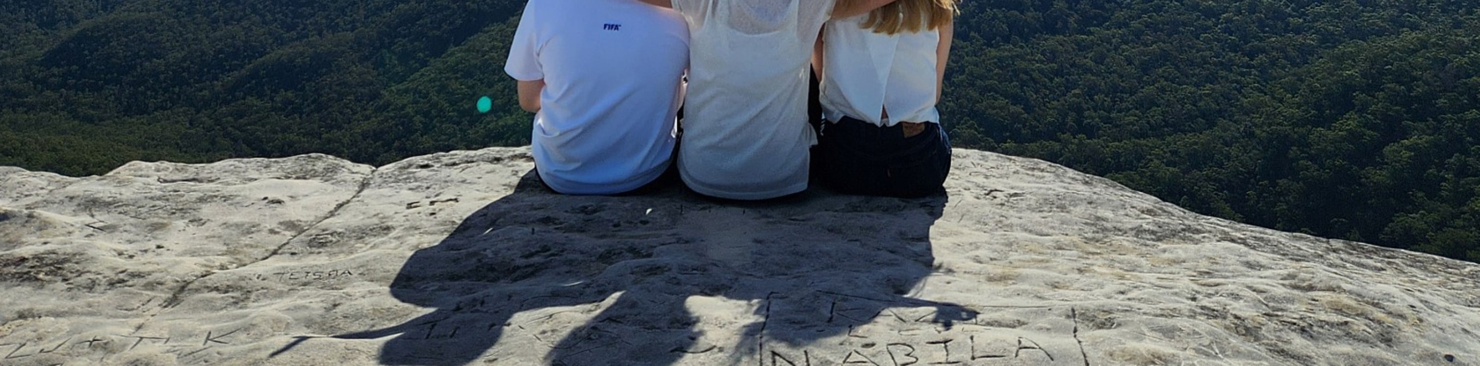 呼吸著帶有桉樹香味的清新空氣,藍色薄霧將陽光灑在群山之間 呼吸著帶有桉樹香味的清新空氣,藍色薄霧將陽光灑在群山之間