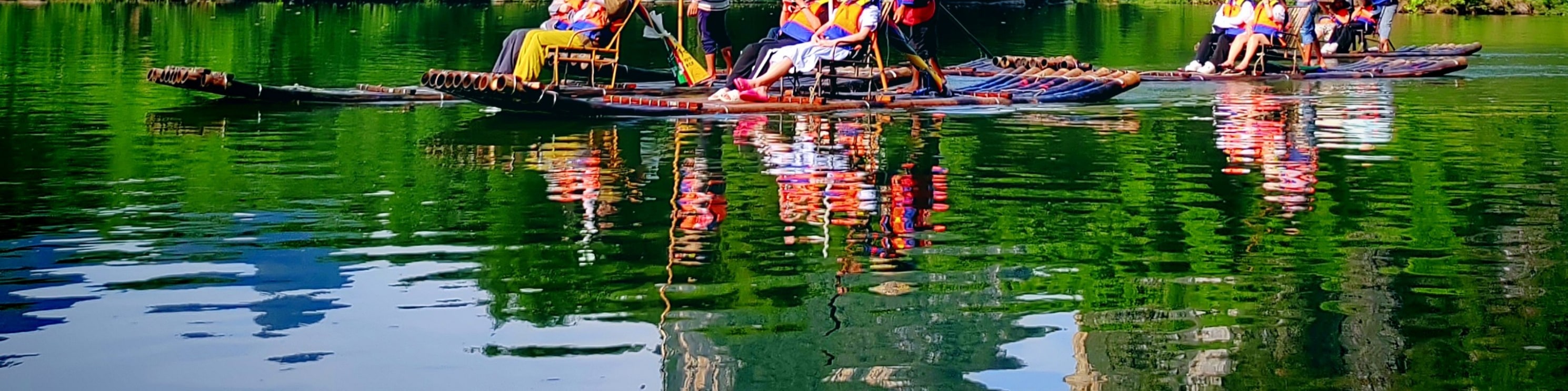 “舟行碧波上,人在畫中游。”於遇龍河上,此般詩意之景,唯有乘一葉竹筏,方能真切領略。 “舟行碧波上,人在畫中游。”於遇龍河上,此般詩意之景,唯有乘一葉竹筏,方能真切領略。