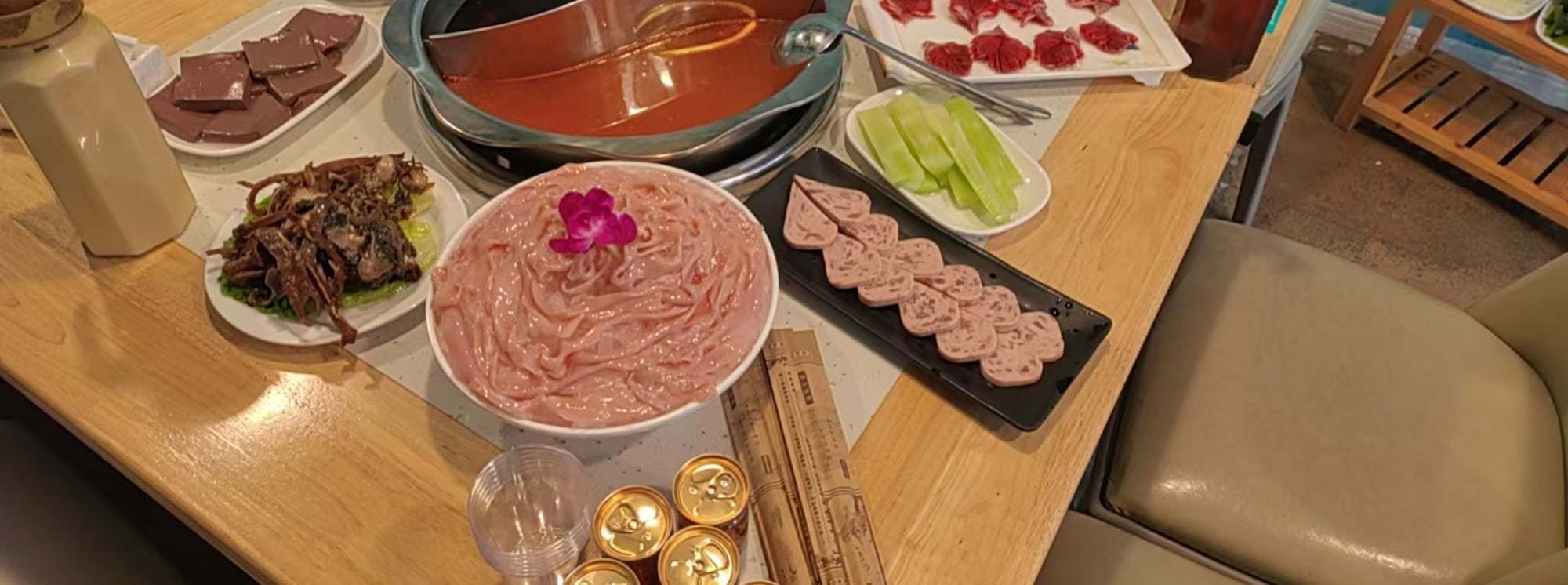Meet the hot pot fireworks by the river, let the river view accompany you, and taste the passion of the mountain city in the hot water