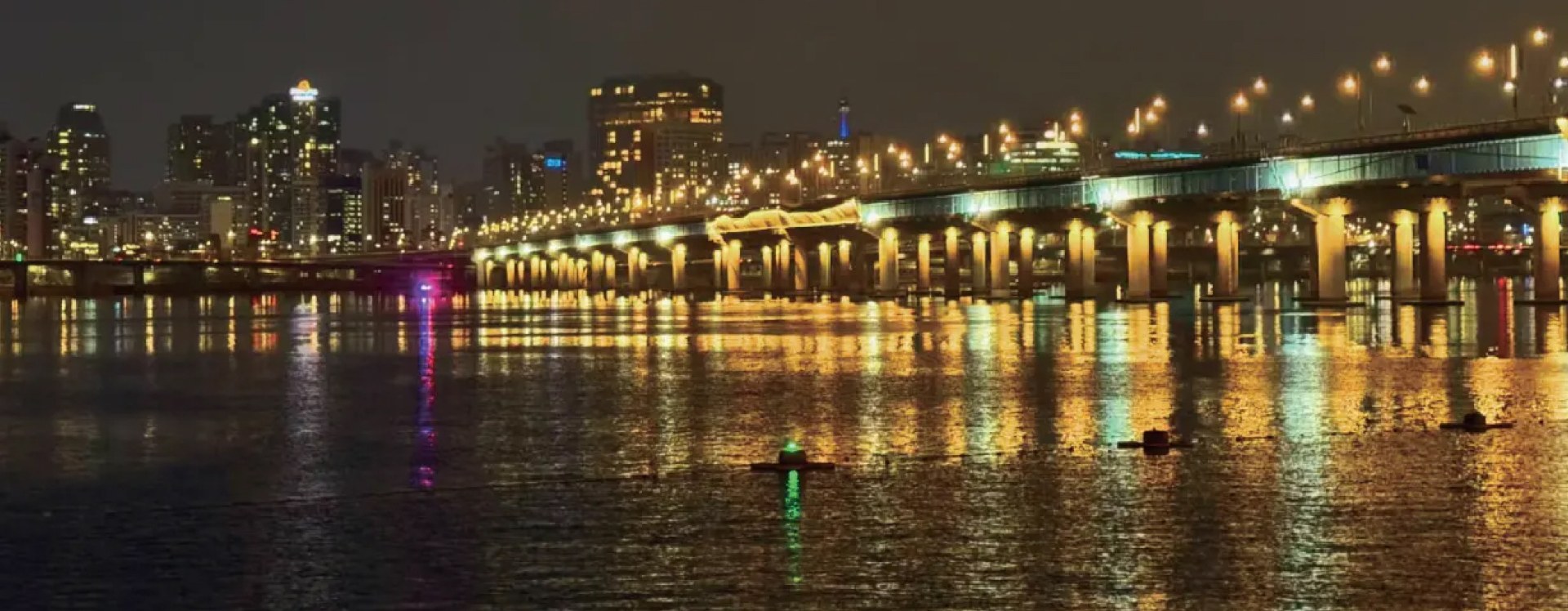 搭乘漢江郵輪，從水上欣賞首爾的城市天際線亮起。