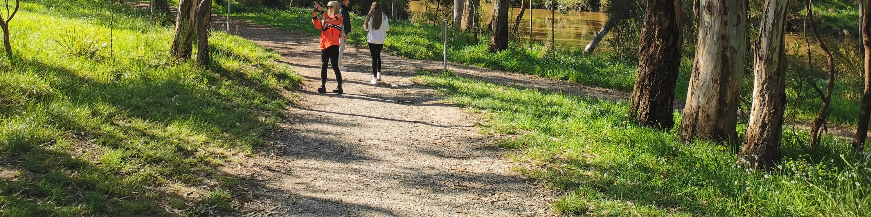 Yarra River Heritage Walk & Boathouse Lunch Experience