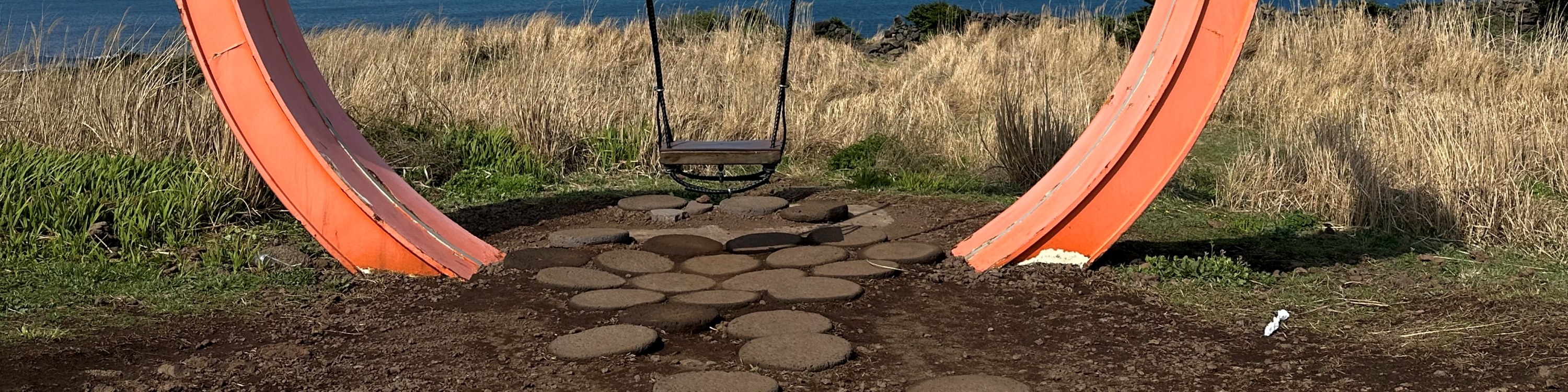 在涉地可支的巨型鞦韆上，將雄偉的城山日出峰美景盡收眼底。