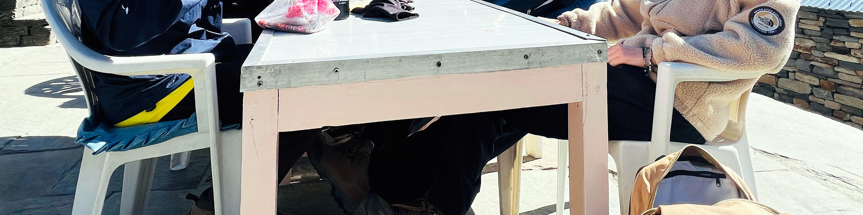 旅客們在前往安娜普納基地營（ABC – 4,130 公尺）的徒步旅程中，享受短暫的茶點時光。