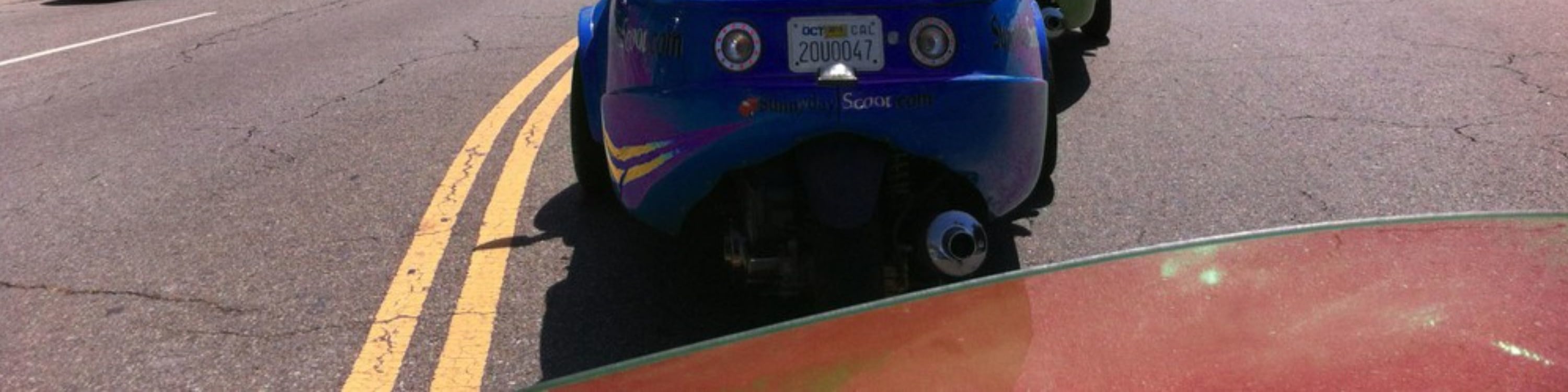 Wave to passersby as your cartoony scooter-car turns heads throughout the city