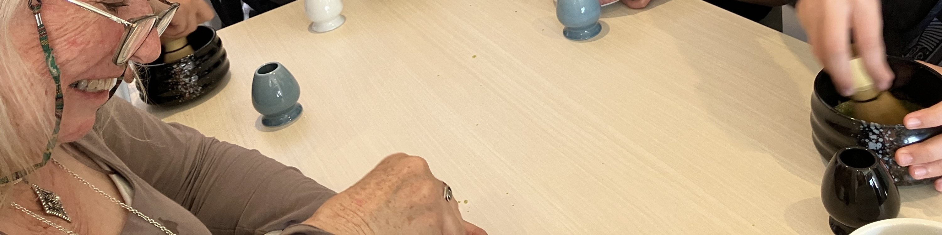 旅客體驗日式抹茶文化,感受京都傳統茶道的靜謐與專注。 旅客體驗日式抹茶文化,感受京都傳統茶道的靜謐與專注。