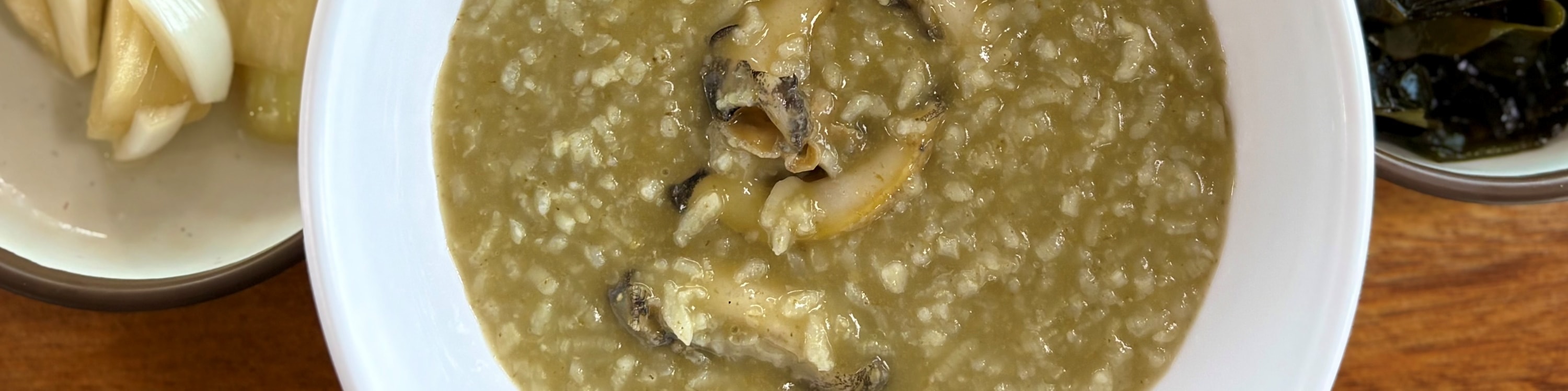 在舒適的餐廳裡,品嚐由濟州海女(女性潛水員)準備的正宗鮑魚粥。
(提供素食菜單。午餐自費。) 在舒適的餐廳裡,品嚐由濟州海女(女性潛水員)準備的正宗鮑魚粥。
(提供素食菜單。午餐自費。)