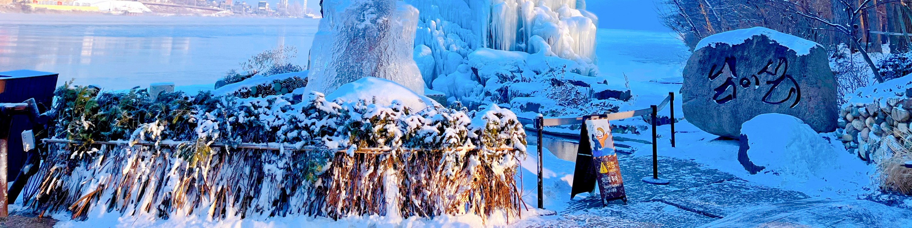 湛藍天空與閃耀白雪相互輝映，將南怡島 (Nami Island) 的冬日仙境完美呈現。